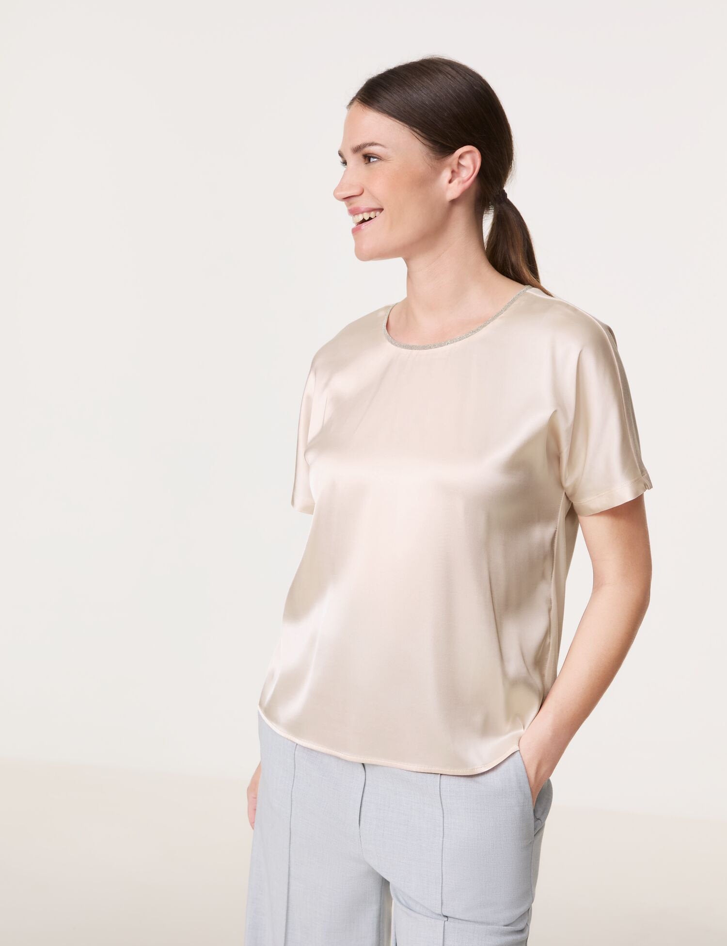 Blouse Top With A Glittering Neckline Trim_01