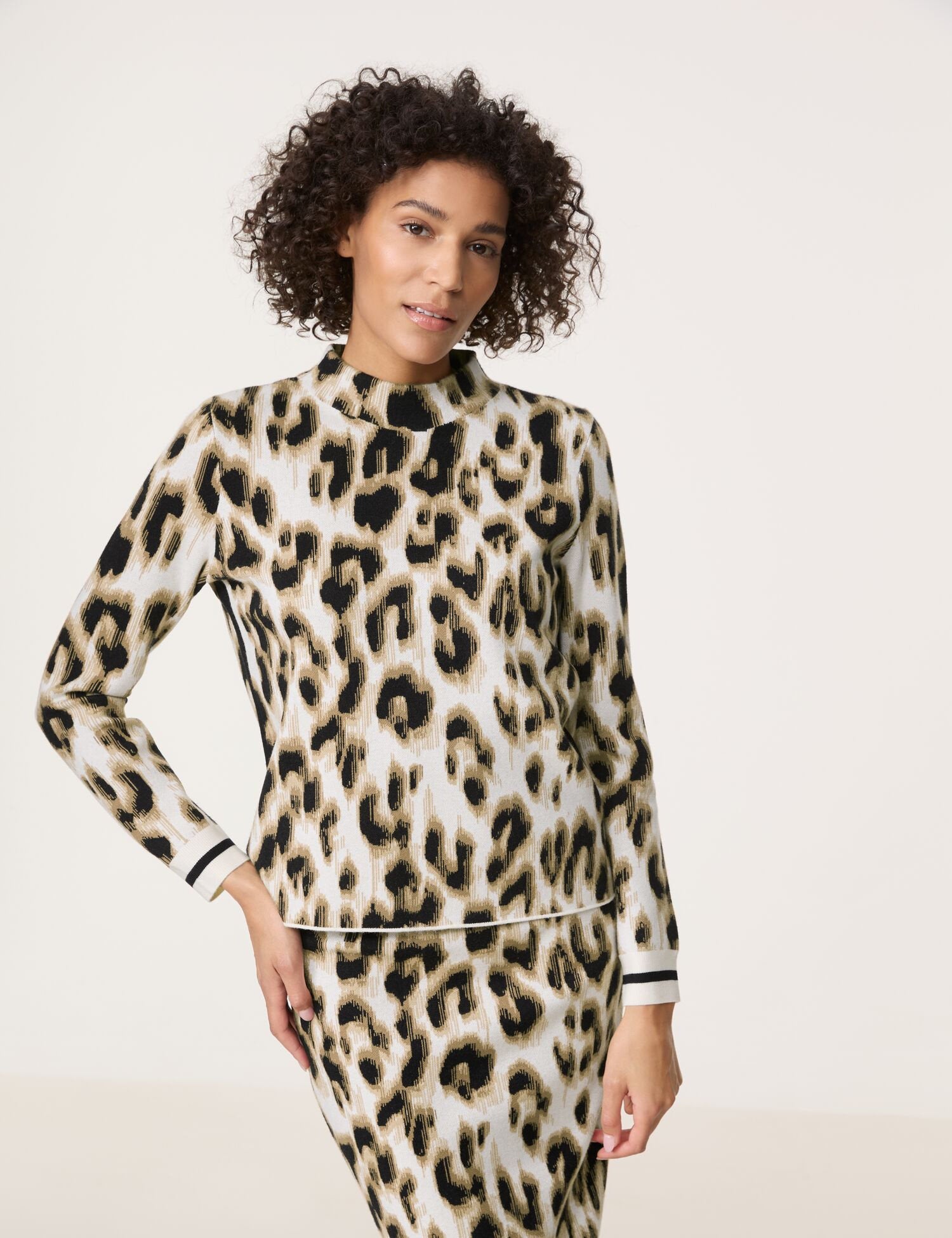 Jacquard Jumper With An Animal Print_471013-35711_9103_01