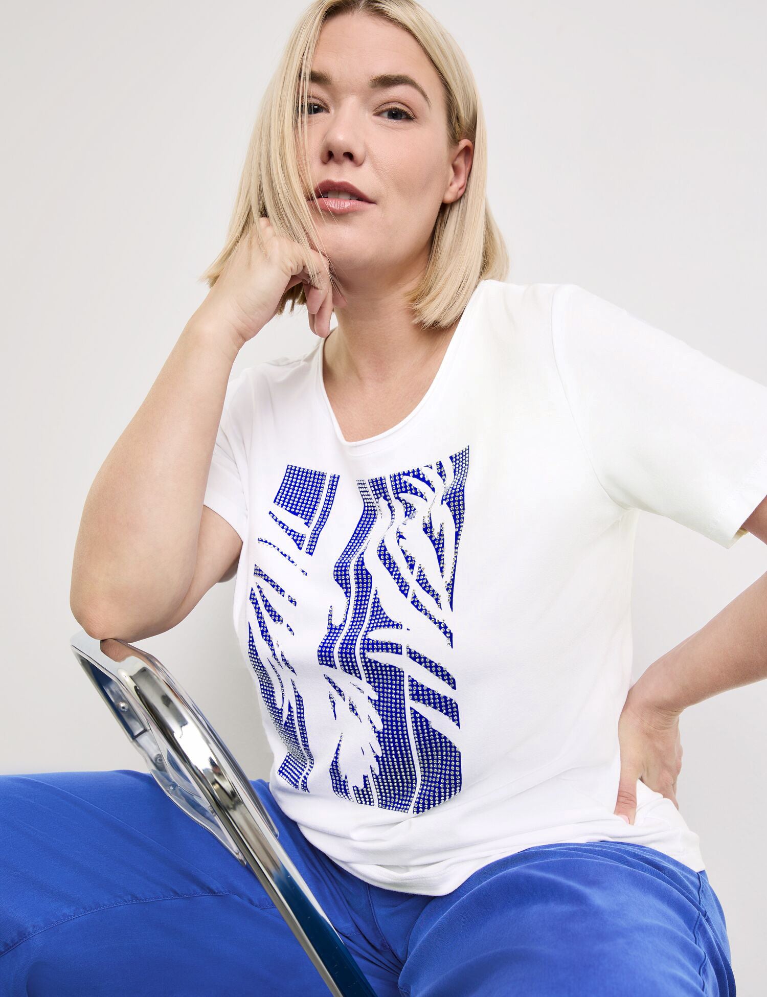 T-Shirt With Rhinestones_471045-26102_9602_03