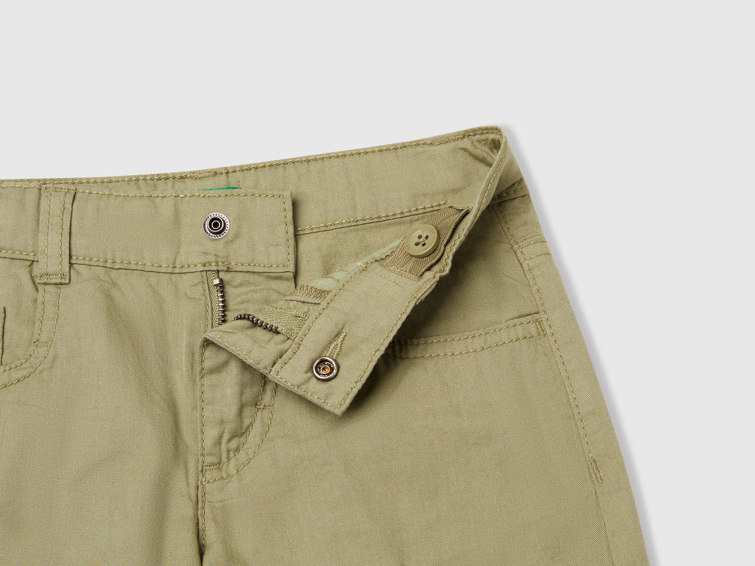 Benetton_Five Pocket Bermudas_47RGG901Y_26K_03