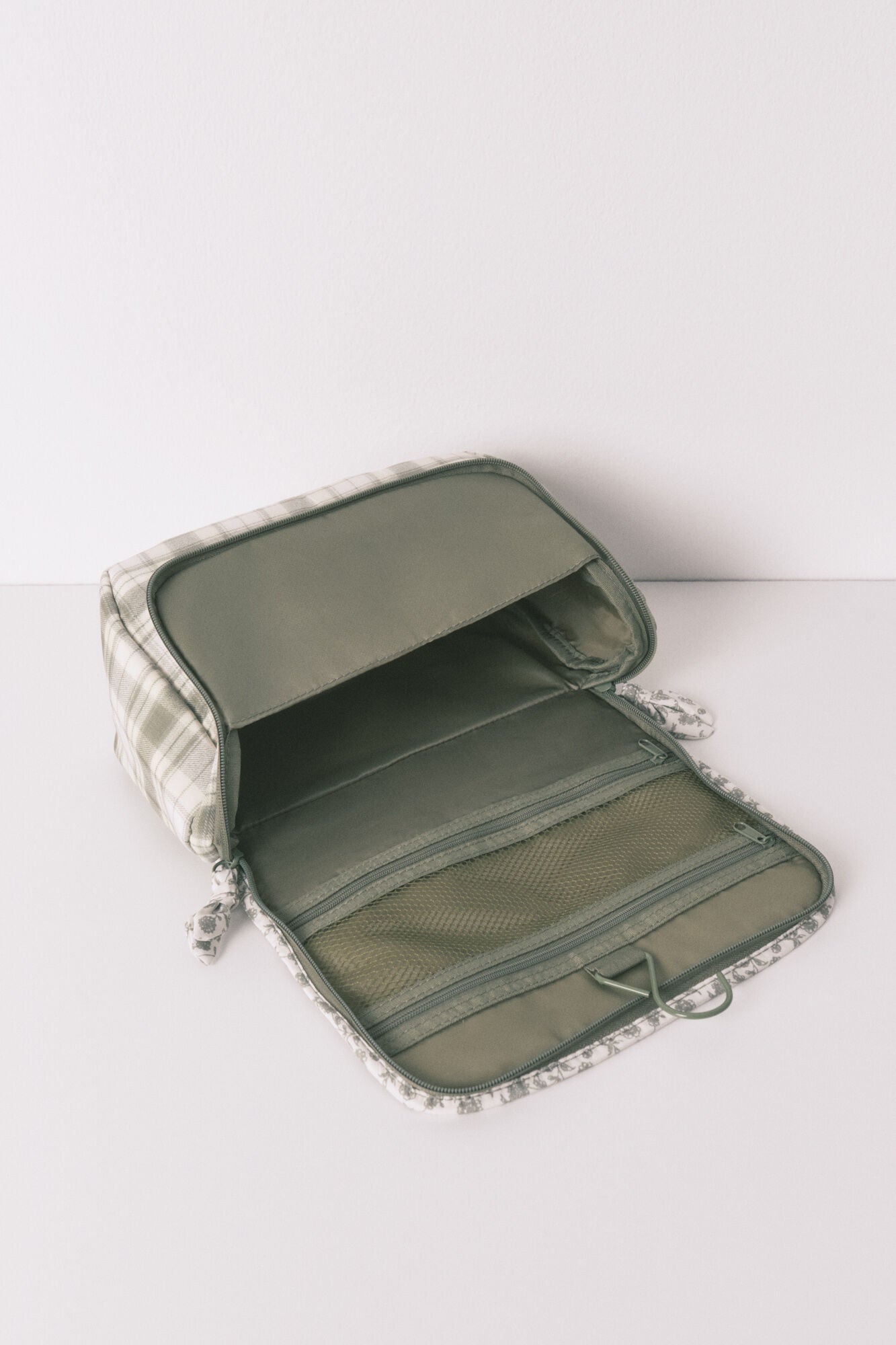 Women Secret_Green Print_Large Vanity Case with Green Snoopy Hanger_4842009_29_02