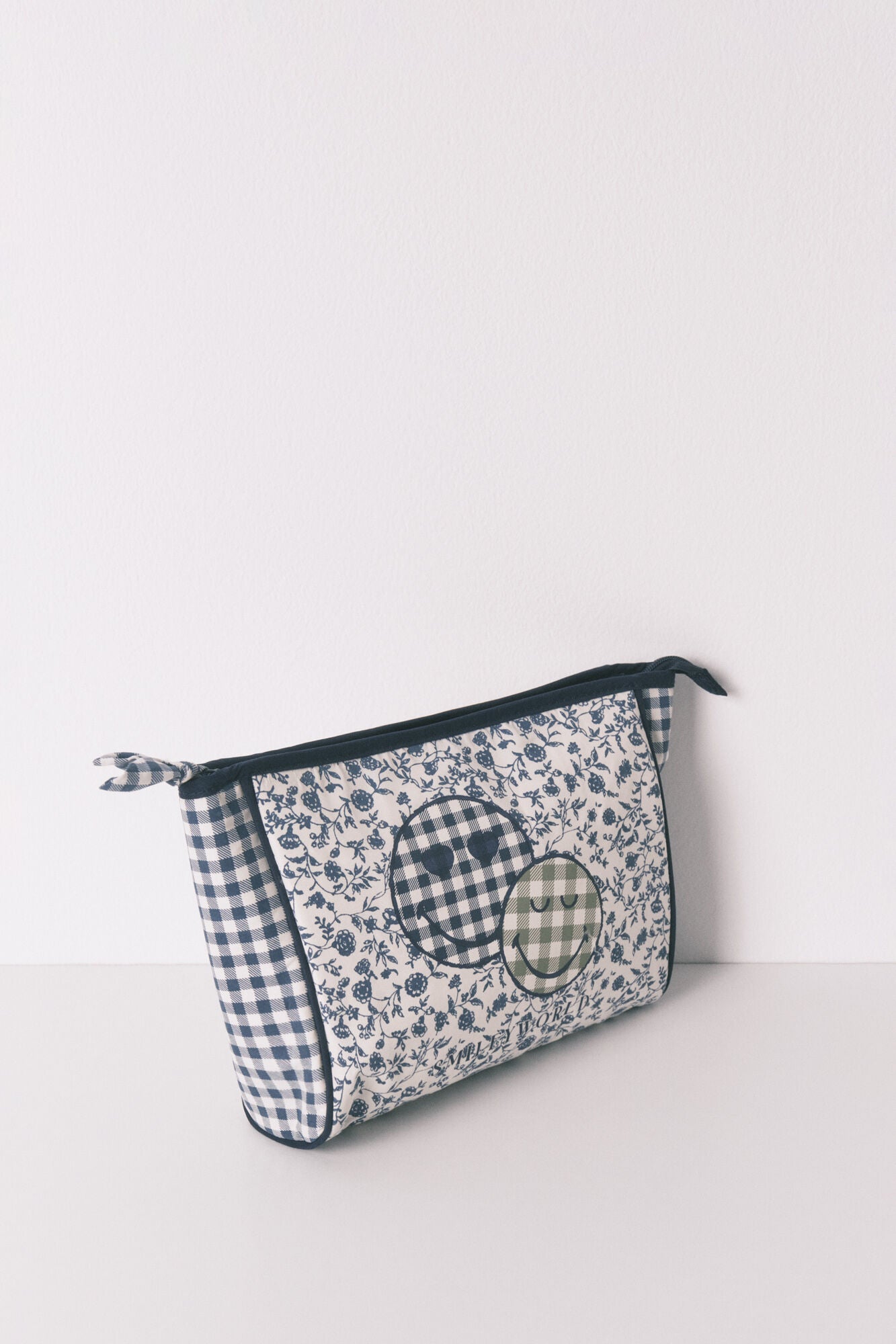 Women Secret_Blue Print_Medium Blue Smileyworld¨ Nylon Vanity Case_4842010_19_03