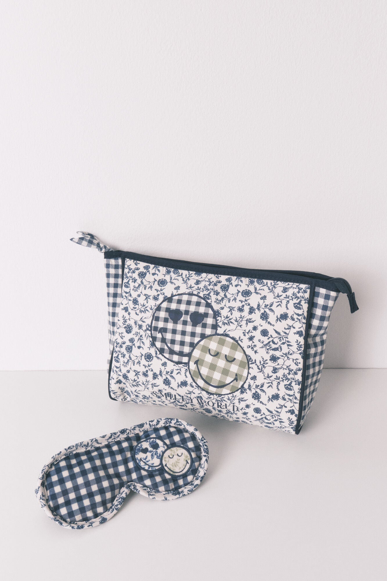 Women Secret_Blue Print_Medium Blue Smileyworld¨ Nylon Vanity Case_4842010_19_04