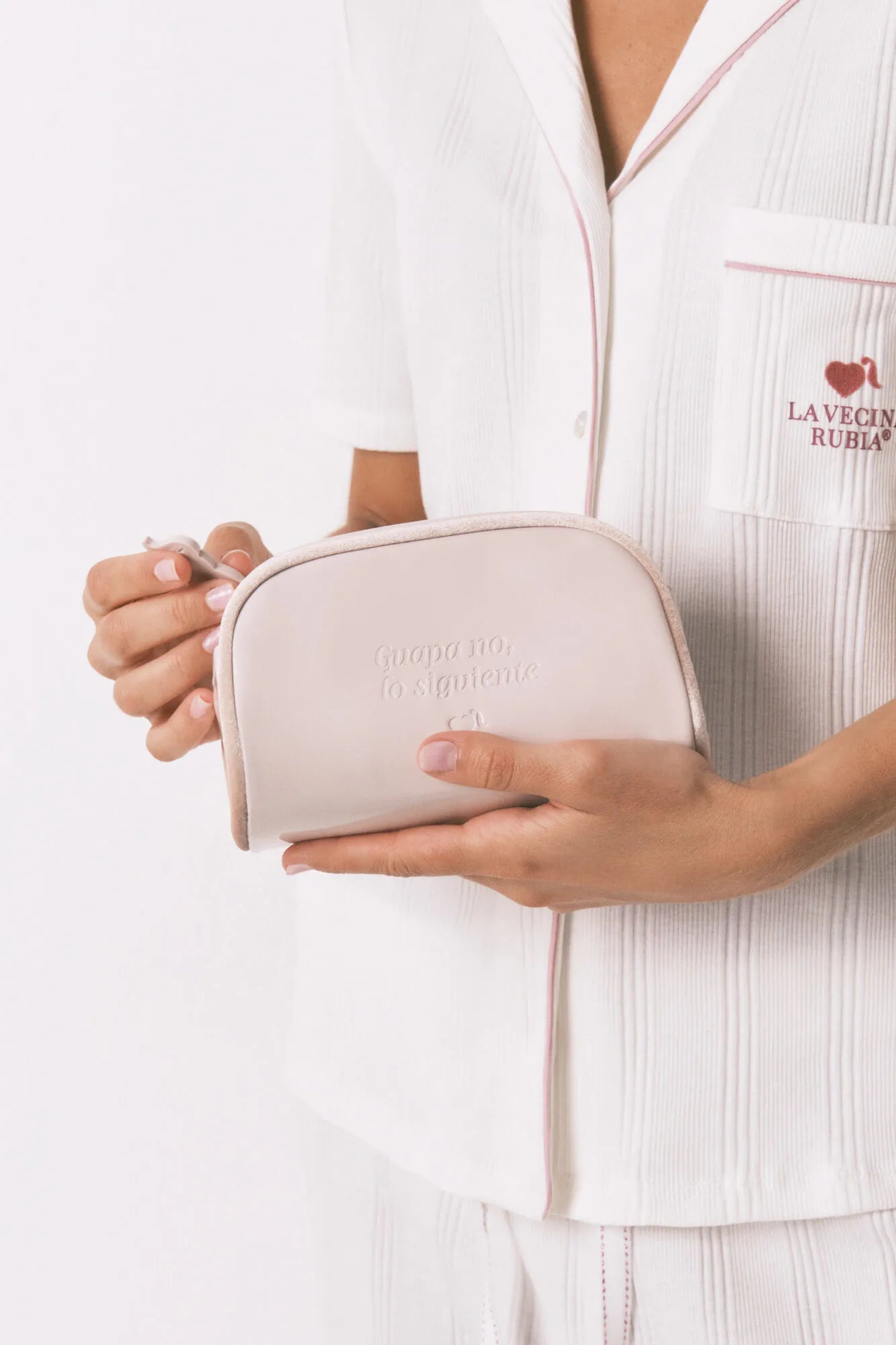 Women Secret_Pink_Small White Patent Leather Toiletry Vanity Case_4842048_72_03