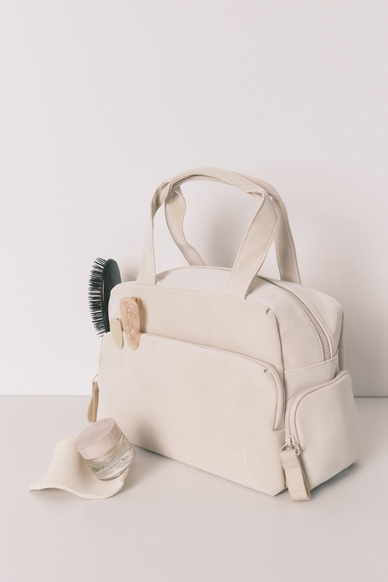 Women Secret_Large Ivory Rubber Vanity Case_4842934_96_02