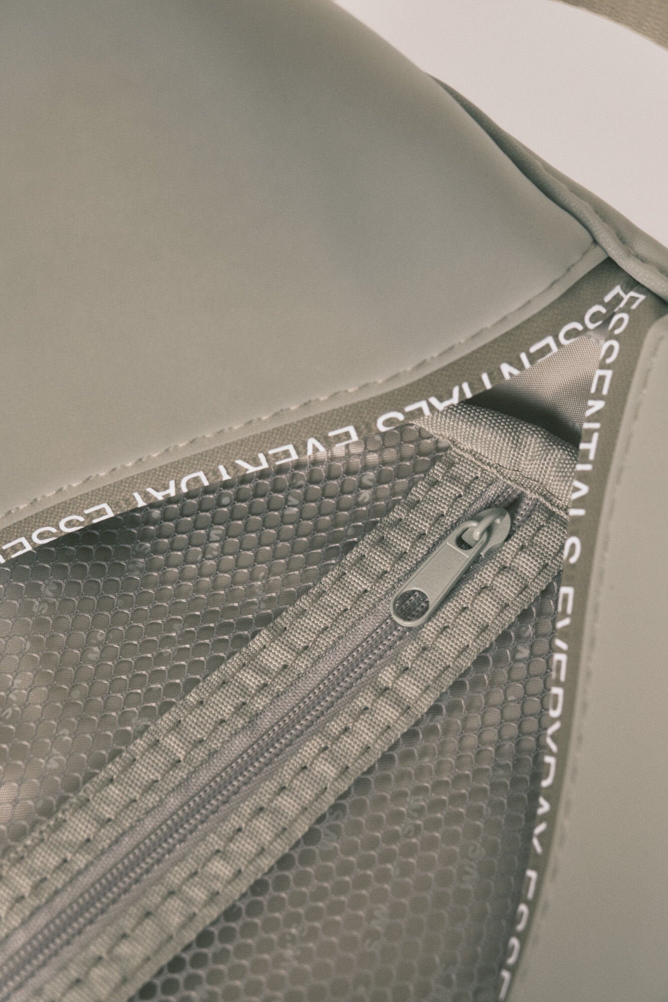 Women Secret_Medium Rubber Khaki Vanity Case_4842937_91_05