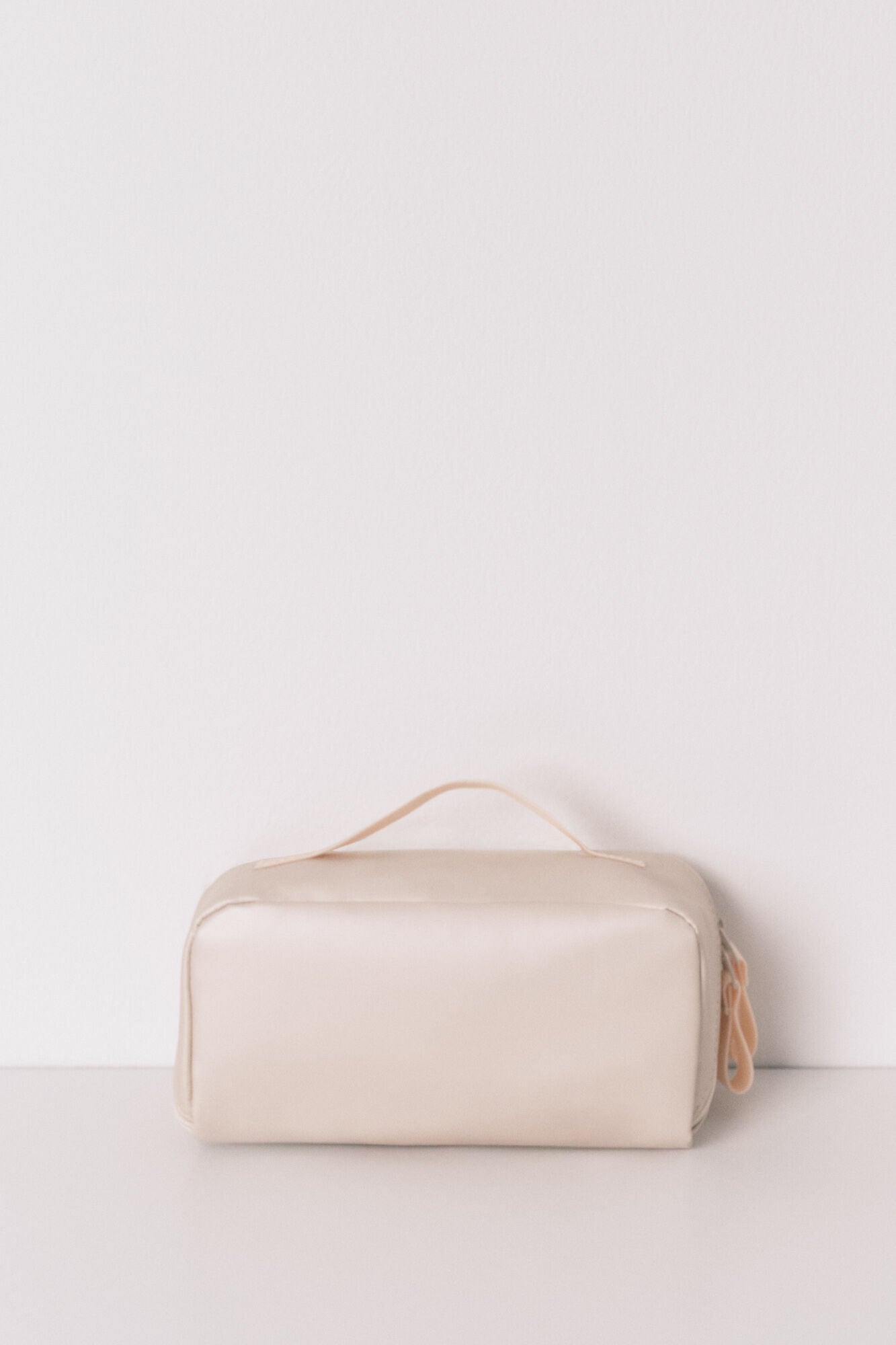 Women Secret_Small Ivory Metalized Rubber Vanity Case_4842940_96_03