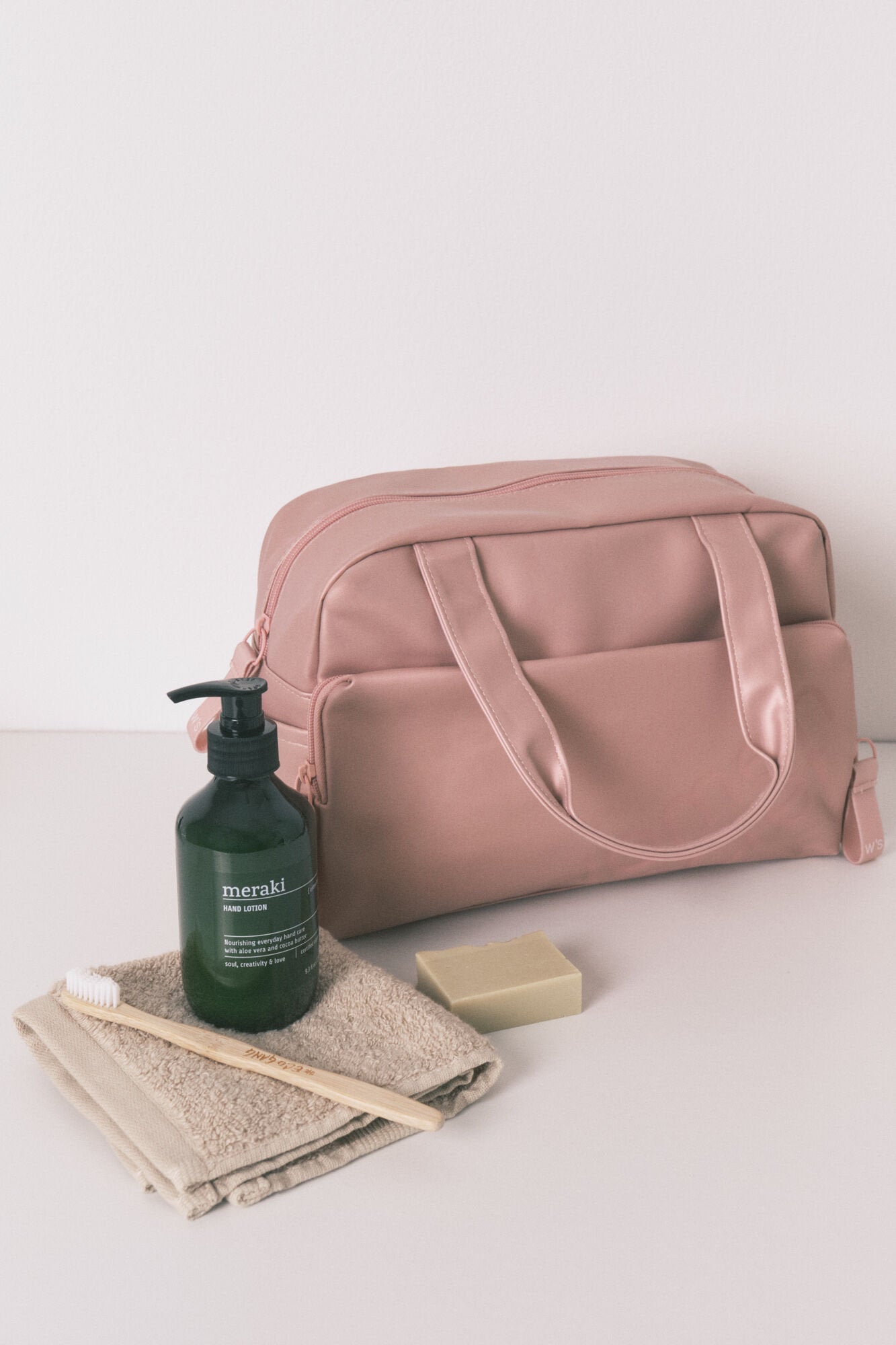 Women Secret_Large Metallic Pink Rubber Vanity Case_4842941_72_03