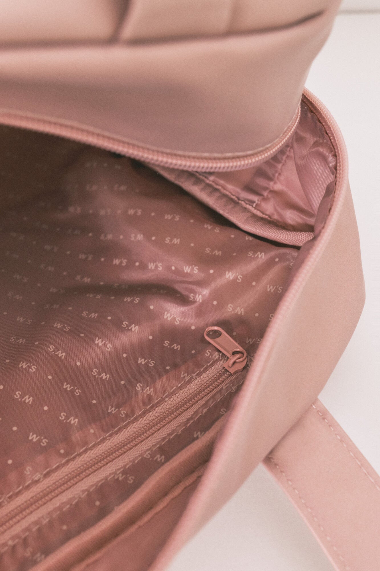 Women Secret_Large Metallic Pink Rubber Vanity Case_4842941_72_04