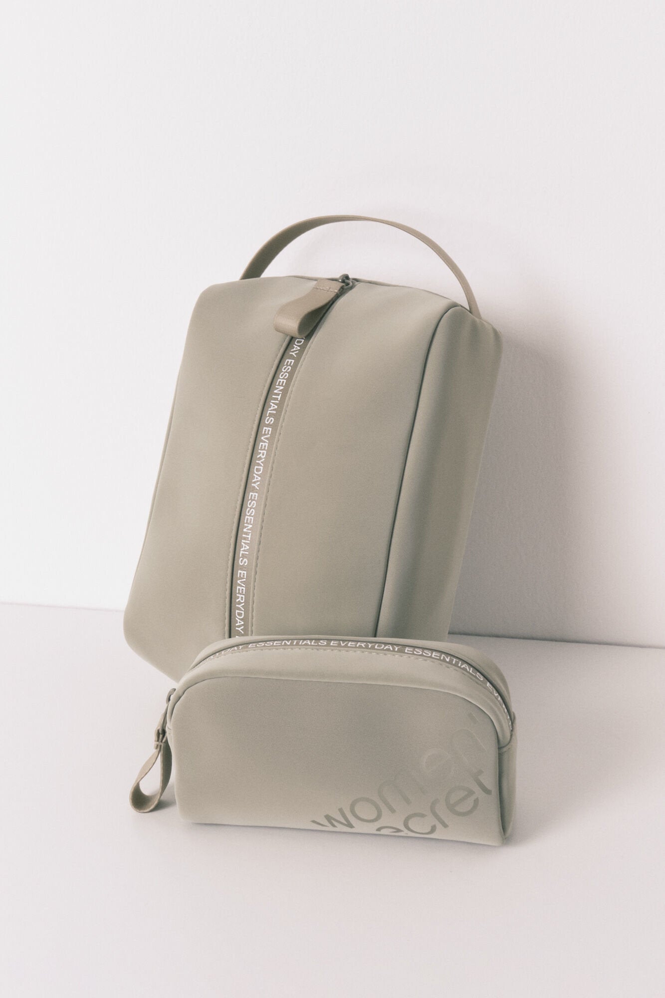 Women Secret_Small Metallic Khaki Rubber Vanity Case_4842942_91_03