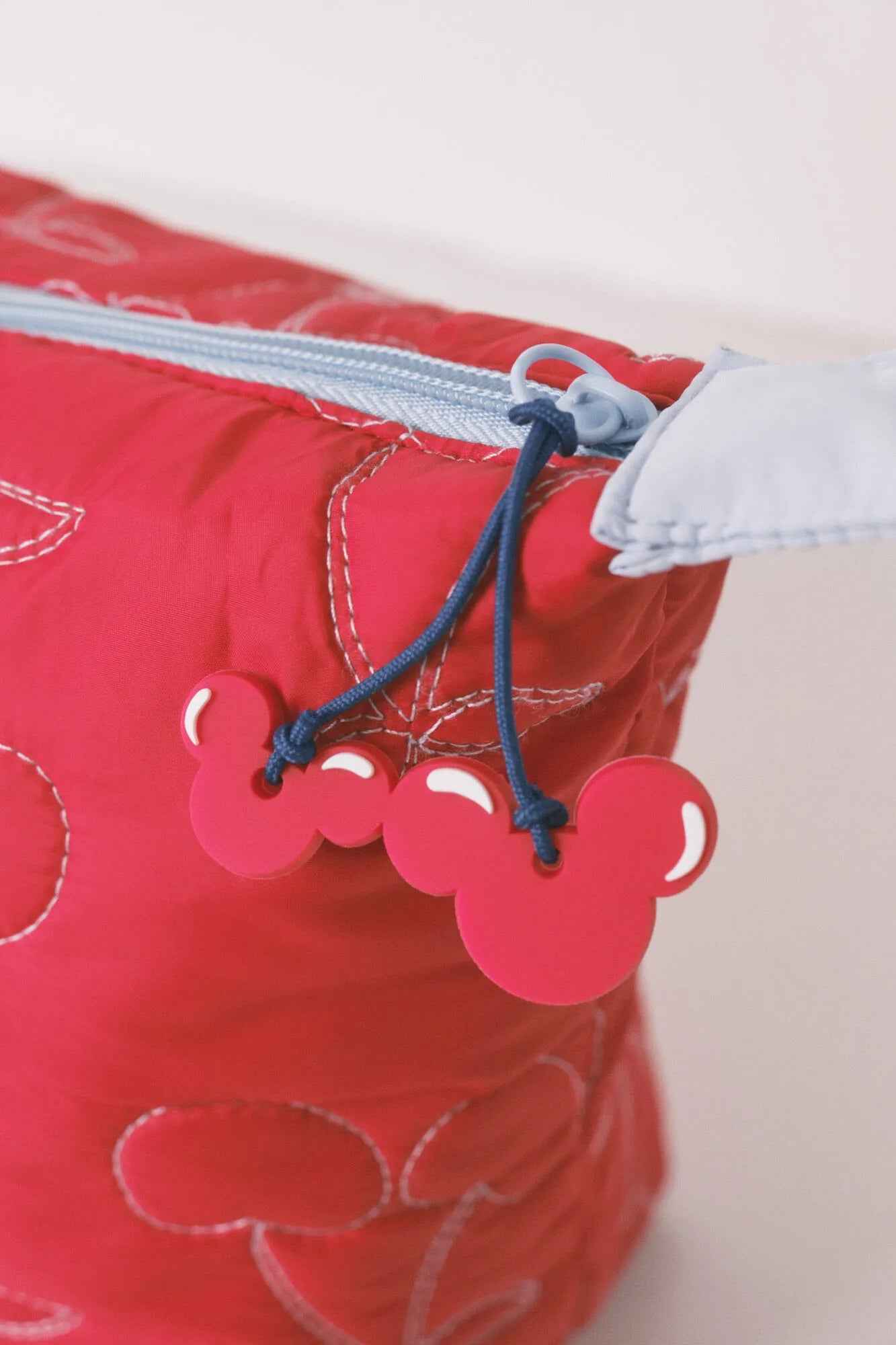 Women Secret_Red_Red Medium Puffer Vanity Case Mickey_4843014_60_02