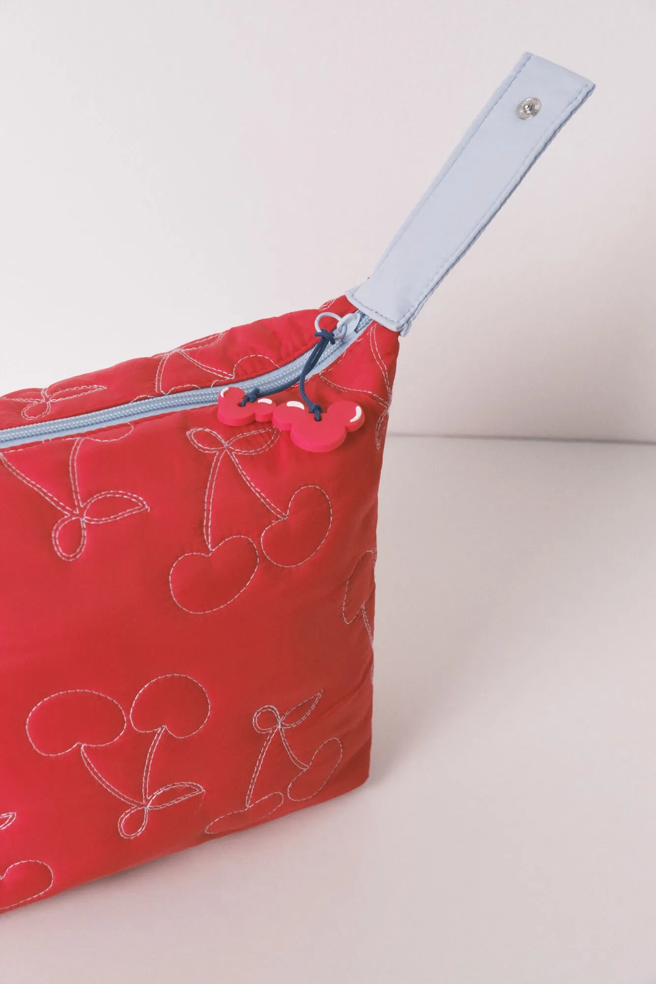 Women Secret_Red_Red Medium Puffer Vanity Case Mickey_4843014_60_03