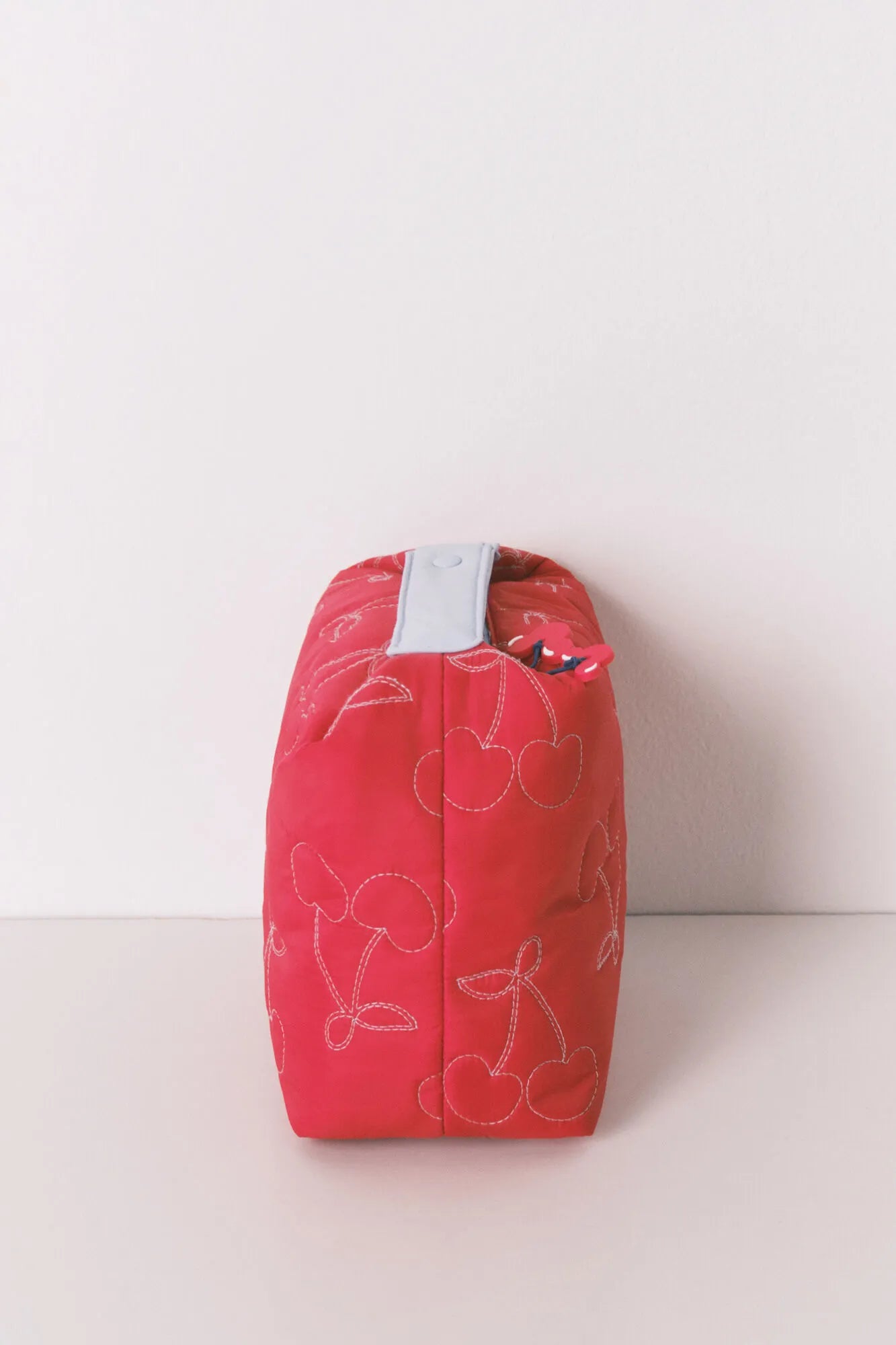 Women Secret_Red_Red Medium Puffer Vanity Case Mickey_4843014_60_05