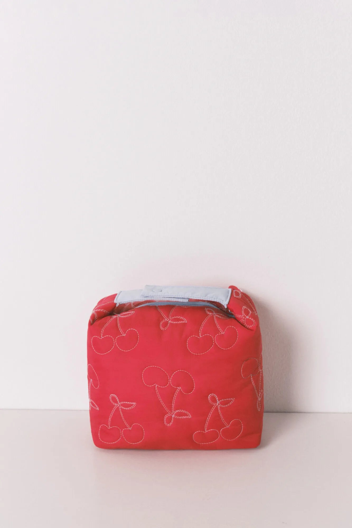 Women Secret_Red_Red Medium Puffer Vanity Case Mickey_4843014_60_06