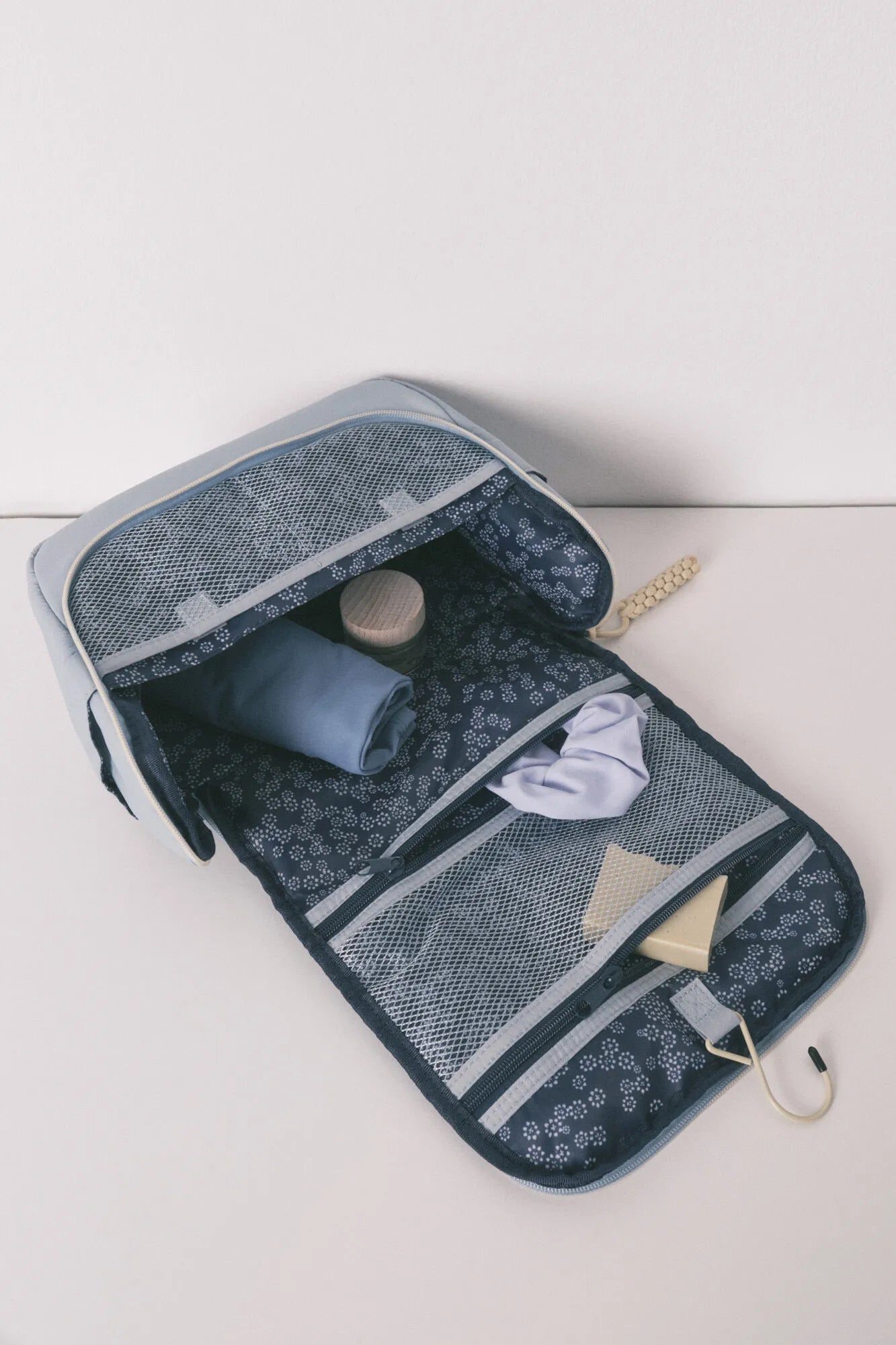 Women Secret_Medium Blue_Blue Large Floral Piping Vanity Case_4843019_12_02