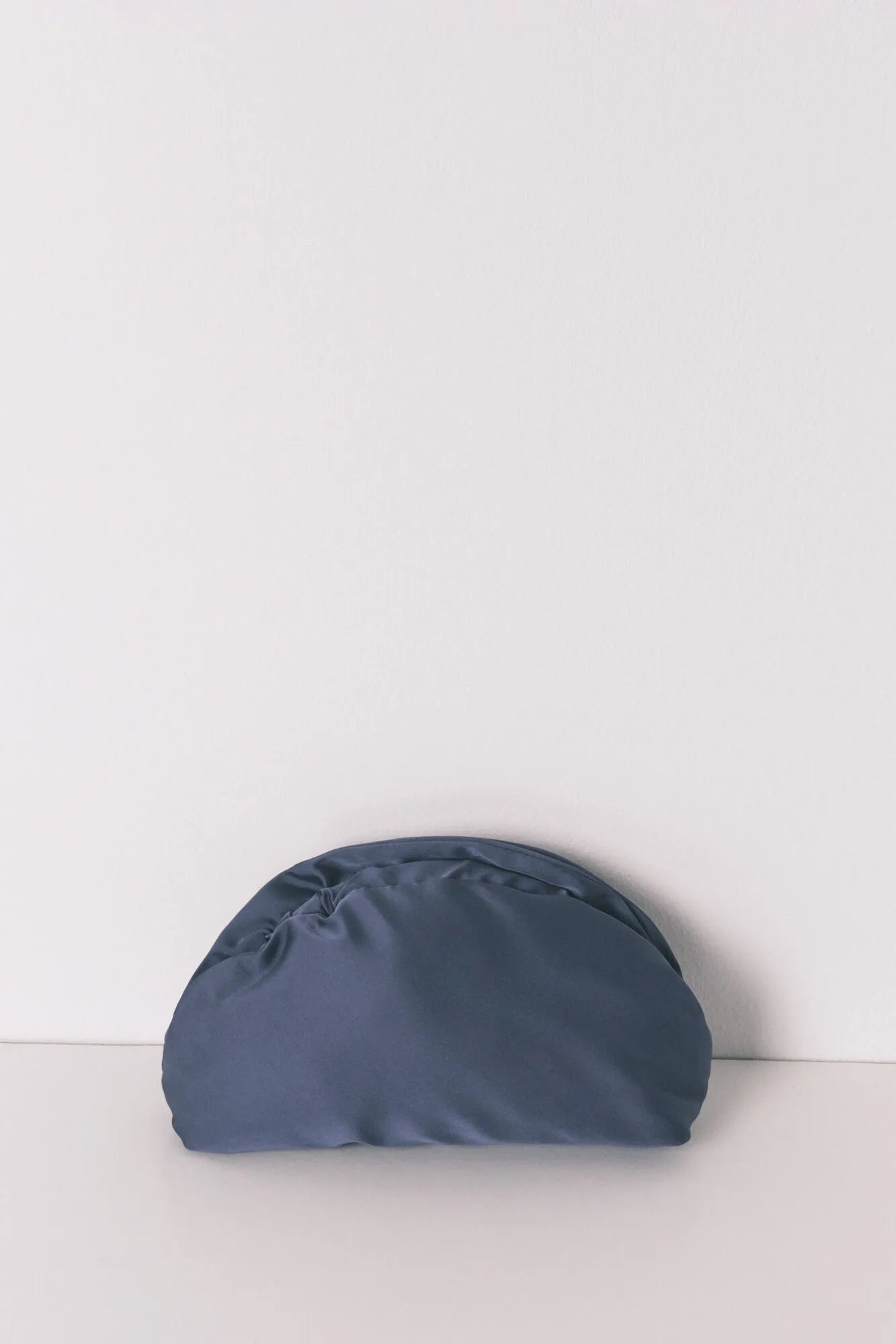 Women Secret_Light Blue_Blue Satin Vanity Case with Flap Closure_4843028_18_01