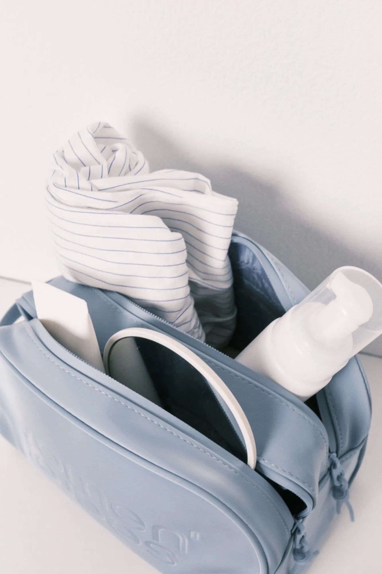 Women Secret_Light Blue_Blue Medium Double-Zip Vanity Case_4843030_18_03