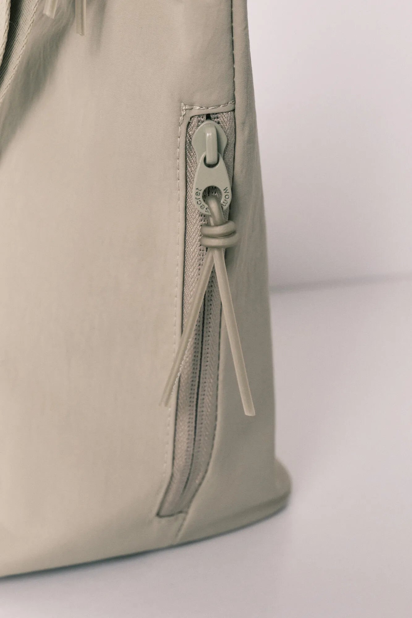 Women Secret_Green_Green Thermal Lunch Bag_4843036_22_02