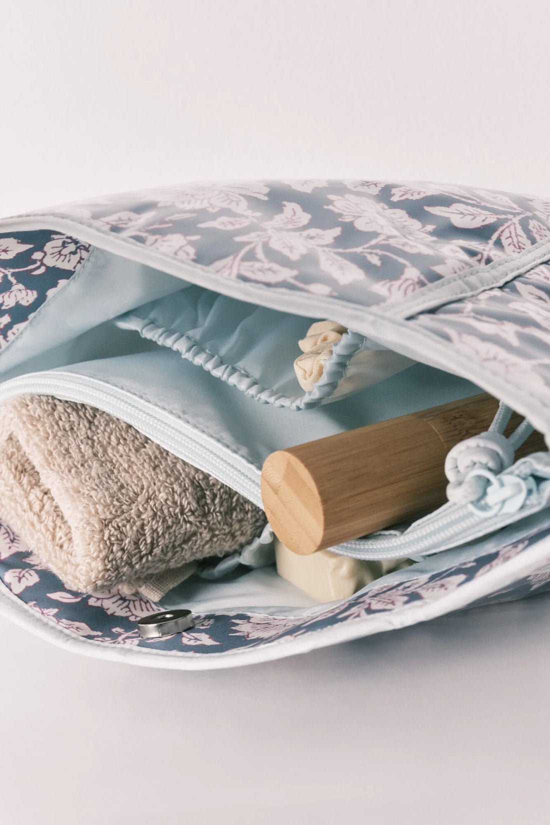 Women Secret Multicoloured Women Blue Medium Floral Print Vanity Case SKU: 4843050_98 Image 02