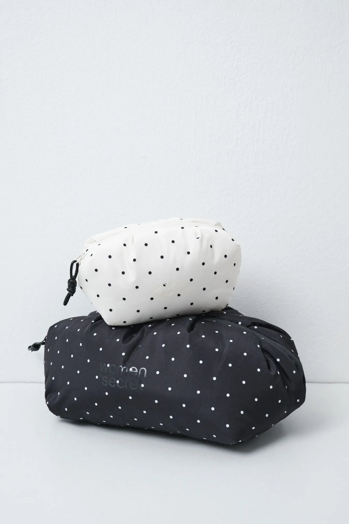 Women Secret Black Women Black Puffer Polka-Dots Large Vanity Case SKU: 4844747_01 Image 04