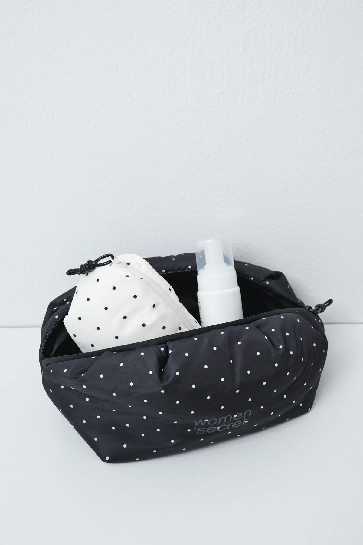 Women Secret Black Women Black Puffer Polka-Dots Large Vanity Case SKU: 4844747_01 Image 05