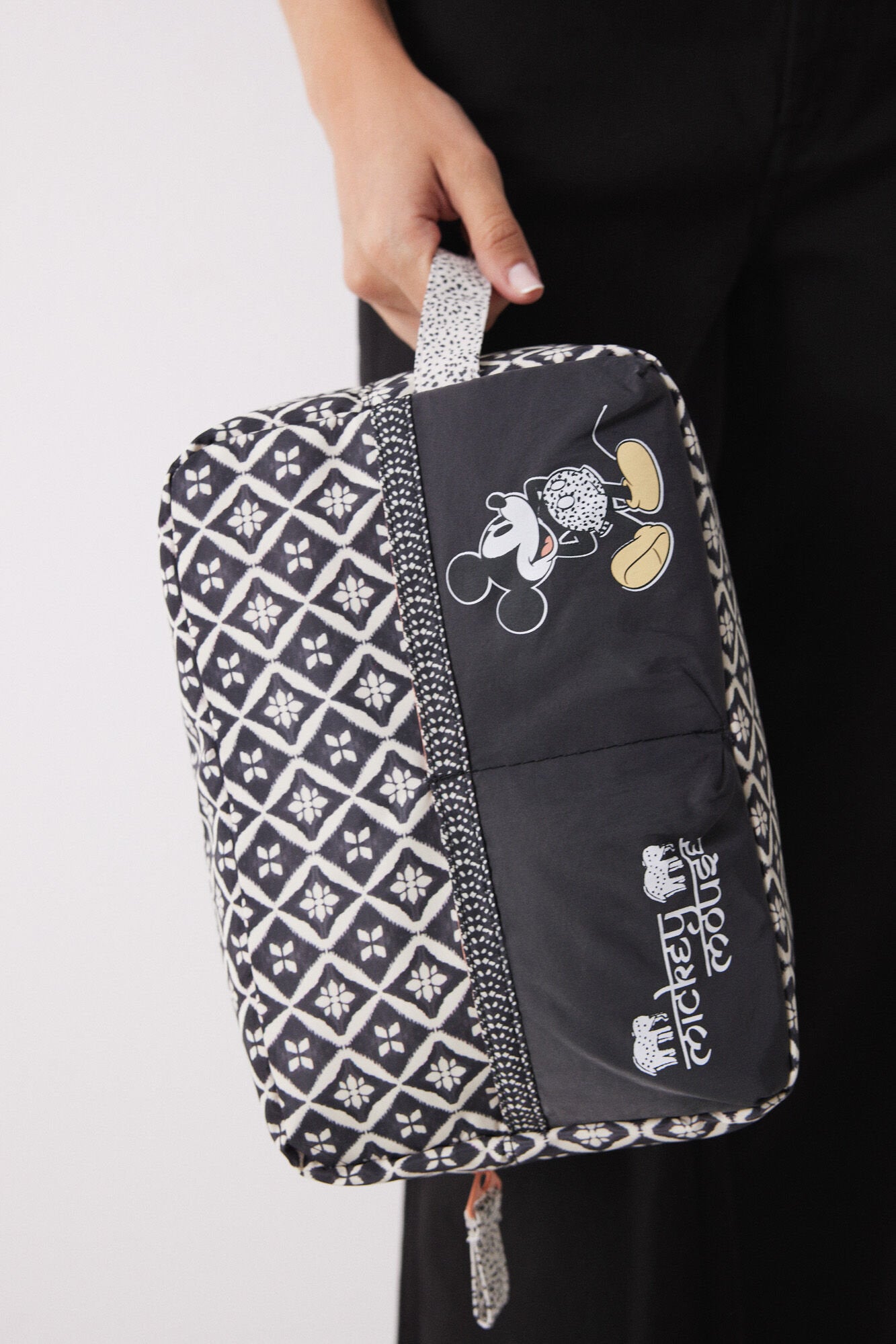 Medium Black Print Mickey Beauty Case_01