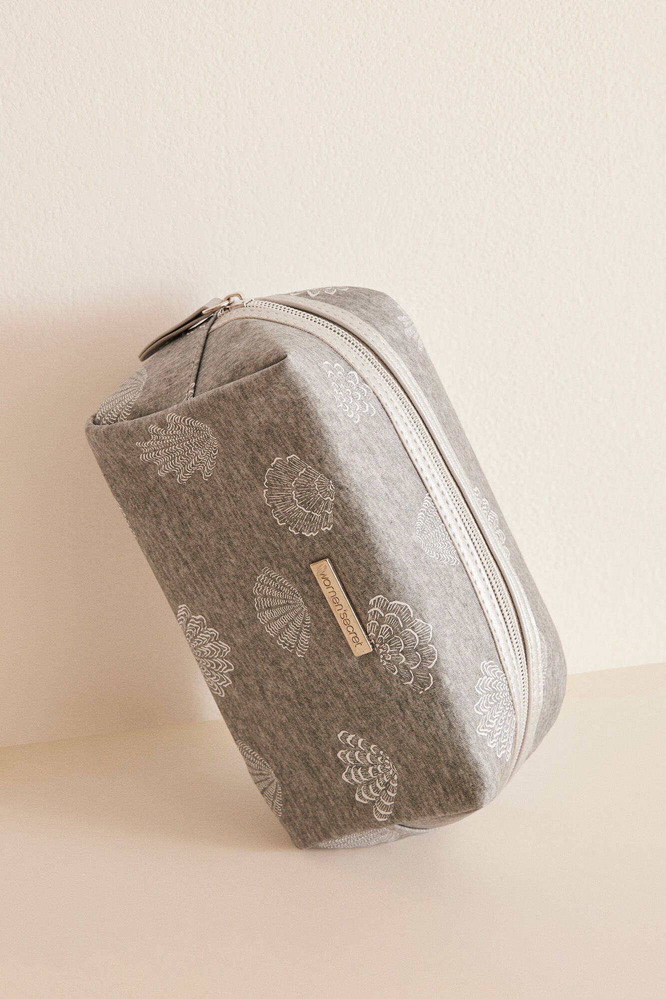 Medium Gray Star Marine Beauty Case_03