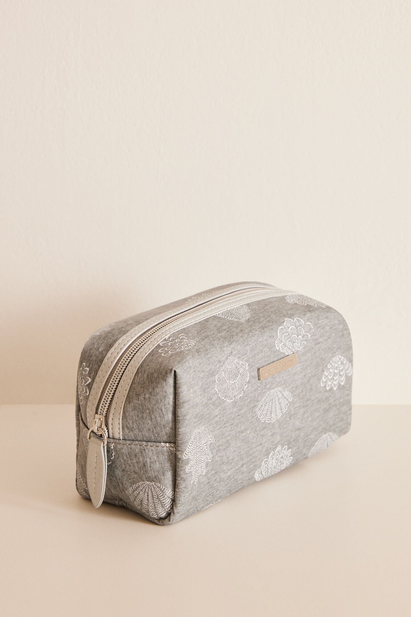 Medium Gray Star Marine Beauty Case_05