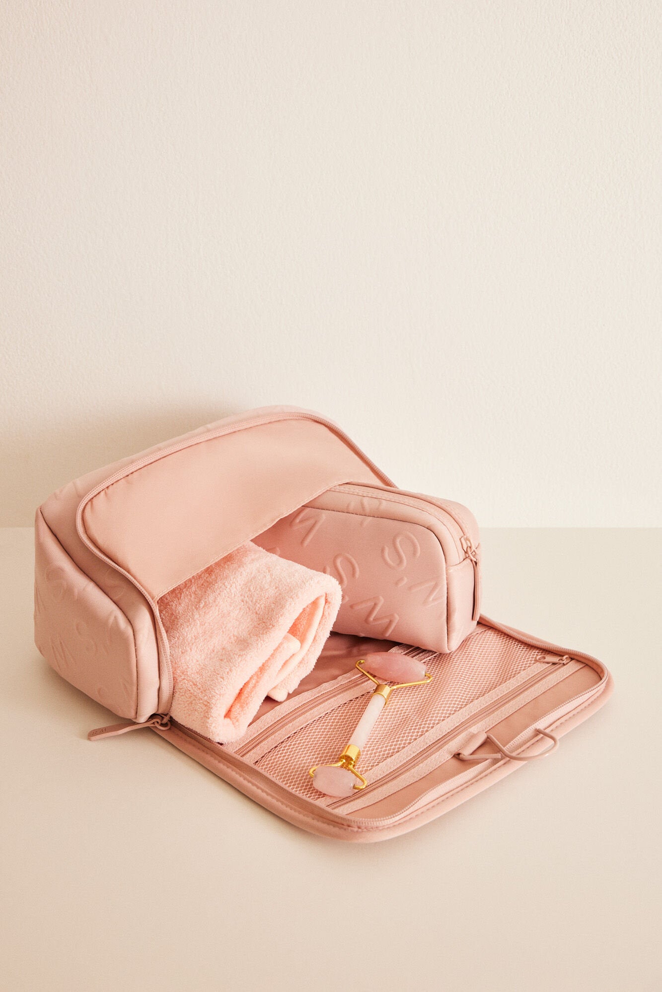 Large Beauty Case To Hang Pink Logo_05