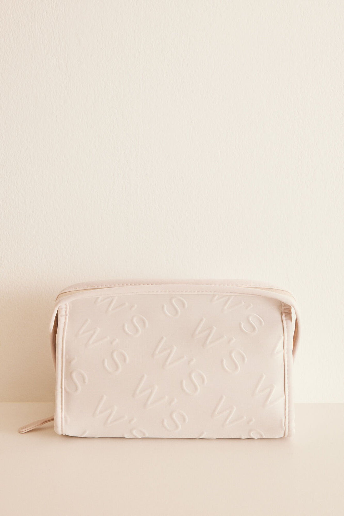 Medium Gray Logo Beauty Case_02