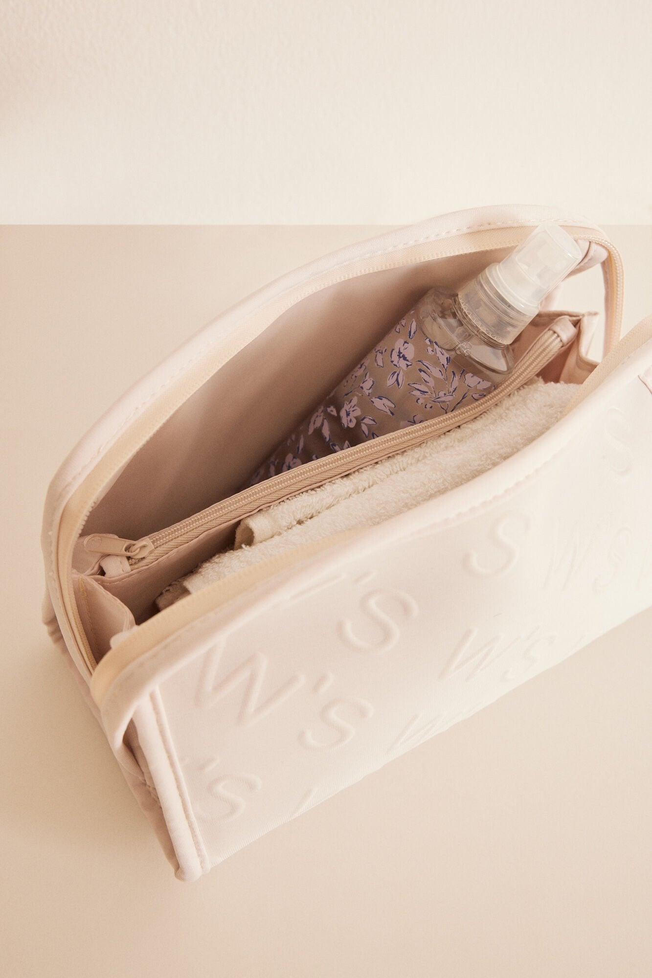 Medium Gray Logo Beauty Case_03