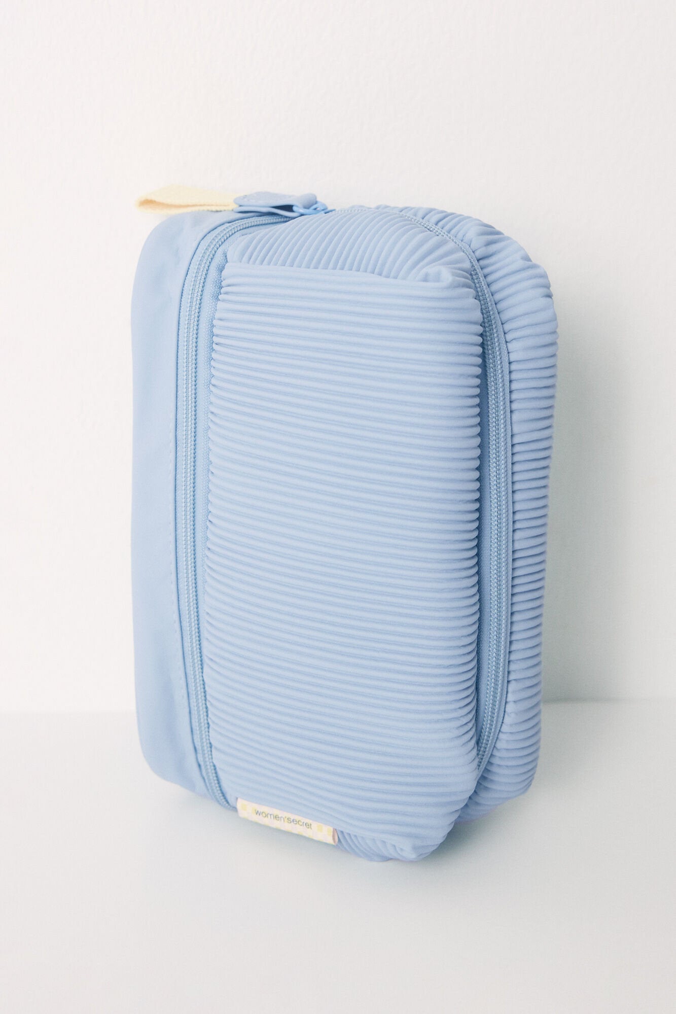 Blue Gummed Medium Beauty Case_03