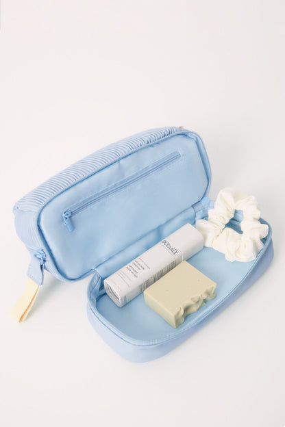 Blue Gummed Medium Beauty Case_04