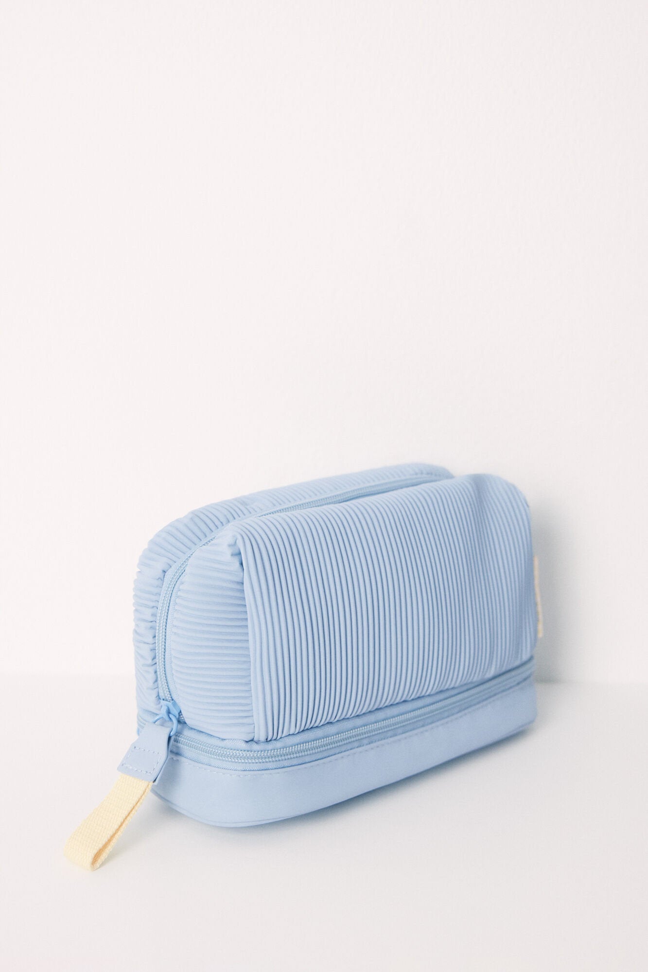 Blue Gummed Medium Beauty Case_05