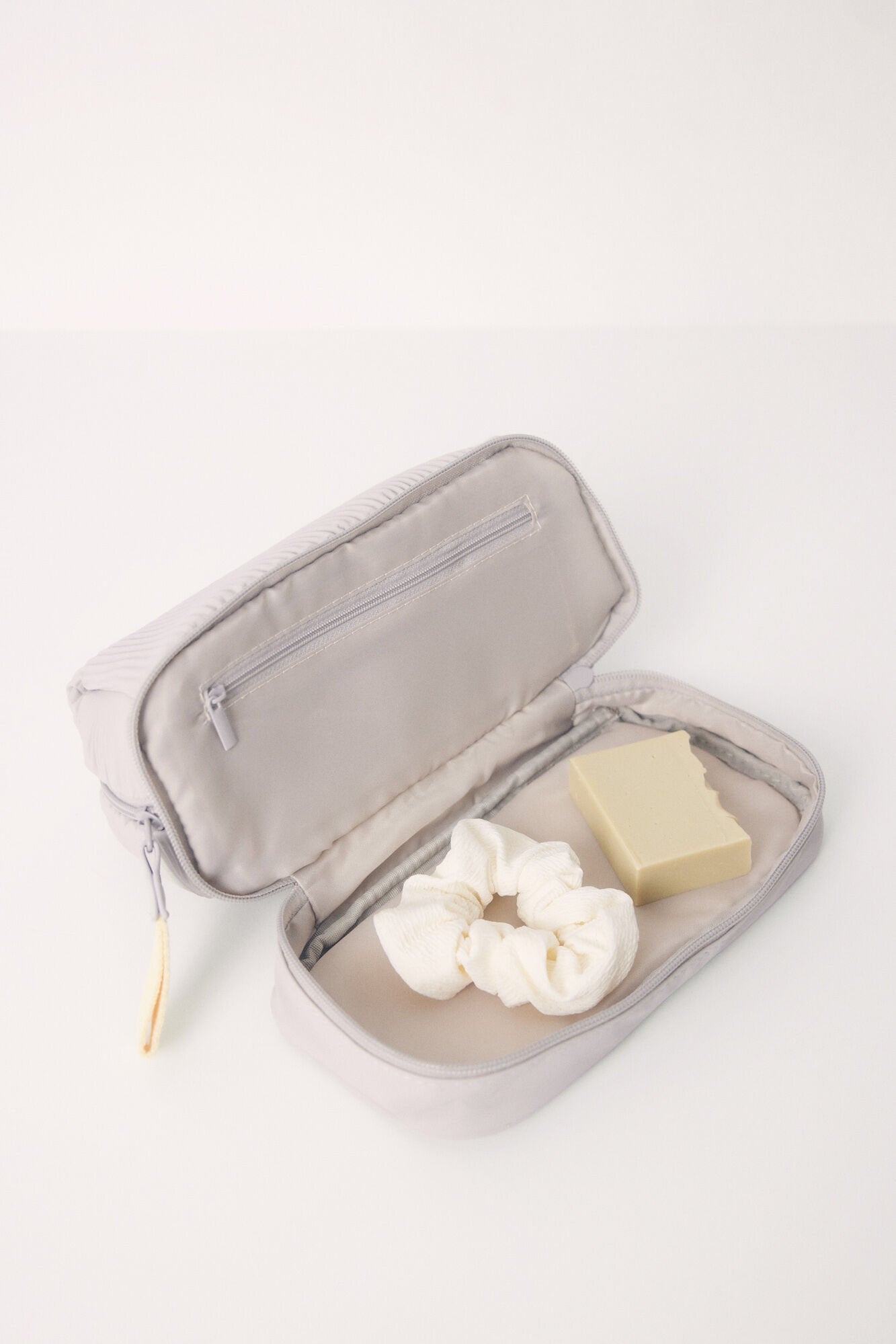 Medium Beige Gummed Beauty Case_03