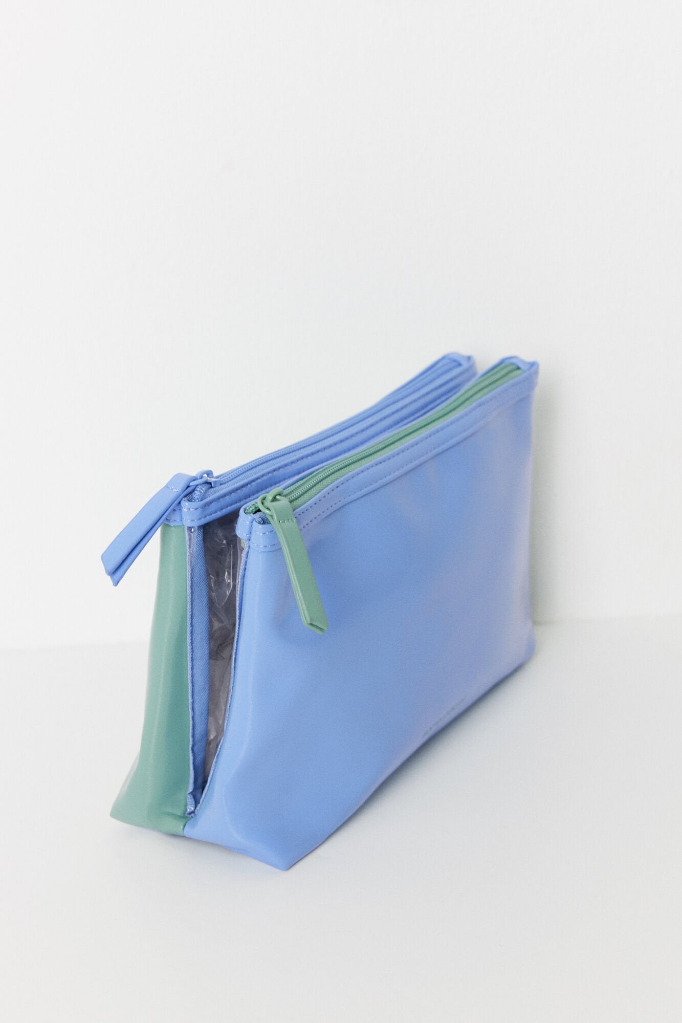 Women Secret_Medium Blue and Green Patent Leather Toiletry Bag_4849225_97_05