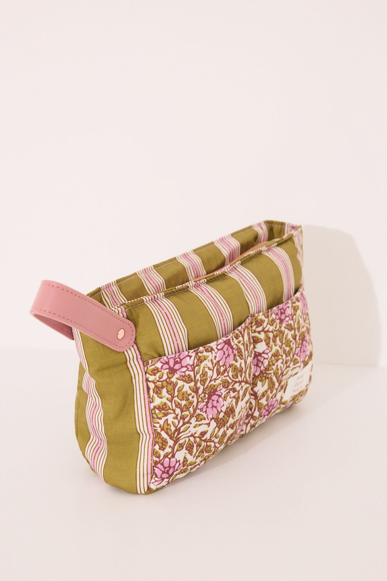 Women Secret_Medium Quilted Flower Vanity Case_4849244_98_04