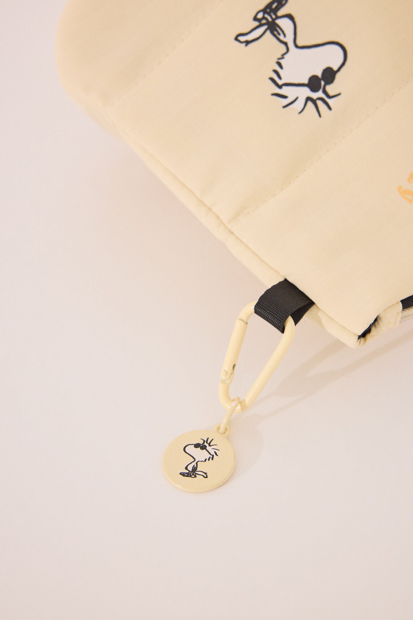 Women Secret_Medium Snoopy Yellow Vanity Case_4849252_05_03