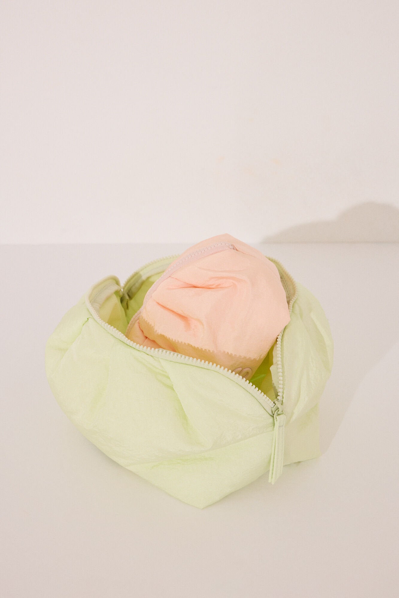 Women Secret_Large Cloud Nylon Vanity Case in Lime Green_4849260_28_03
