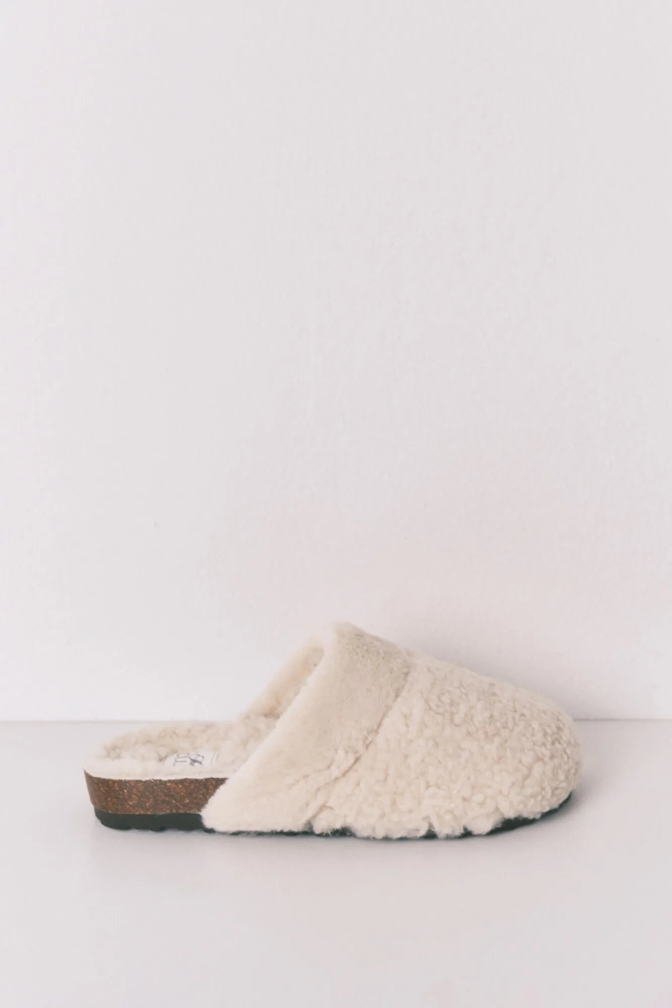 Women Secret_Beige_Beige Sheepskin Faux Shearling Slippers_4992534_96_02