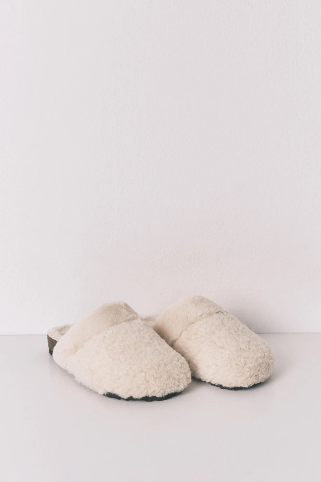 Women Secret_Beige_Beige Sheepskin Faux Shearling Slippers_4992534_96_04