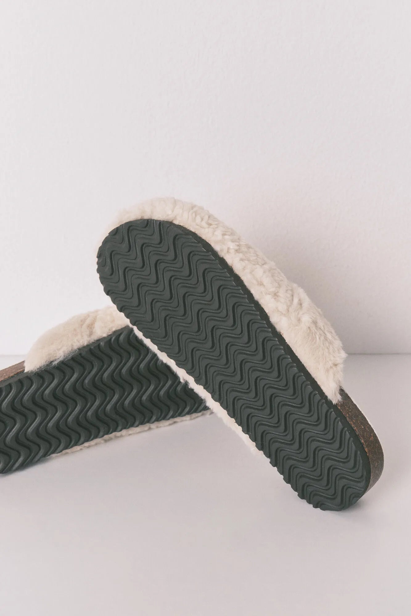 Women Secret_Beige_Beige Sheepskin Faux Shearling Slippers_4992534_96_05