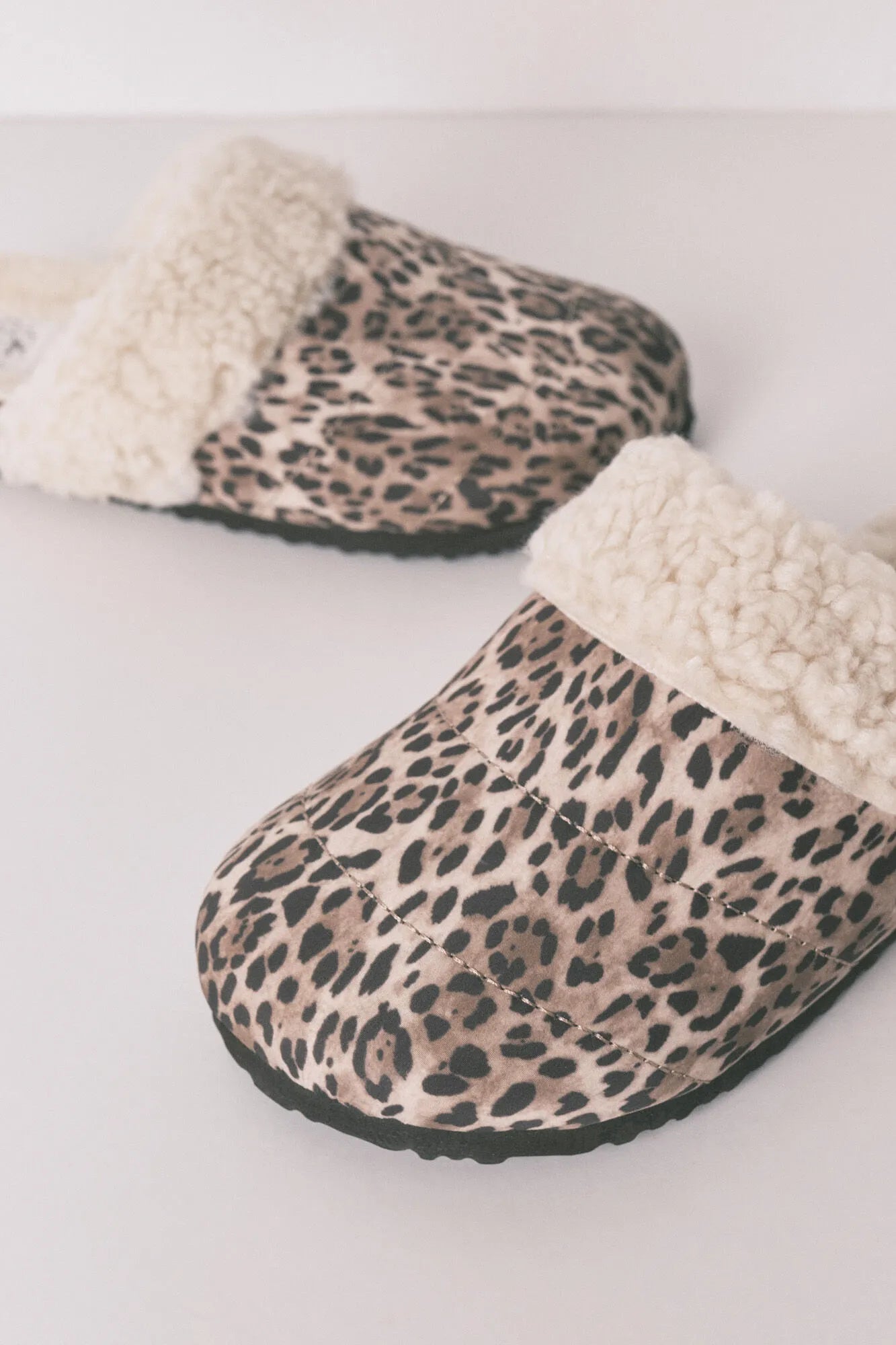 Women Secret_Nude_Animal Print Sheepskin Faux Shearling-Style Slippers_4992535_39_02