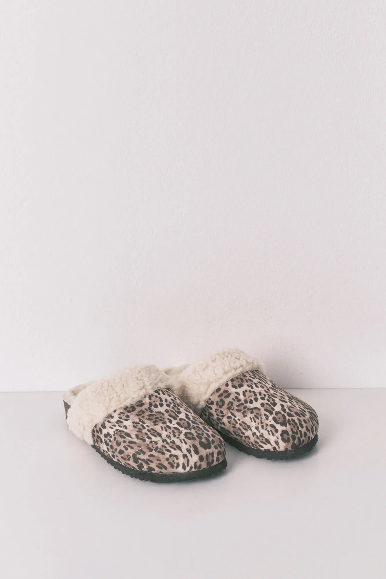 Women Secret_Nude_Animal Print Sheepskin Faux Shearling-Style Slippers_4992535_39_04