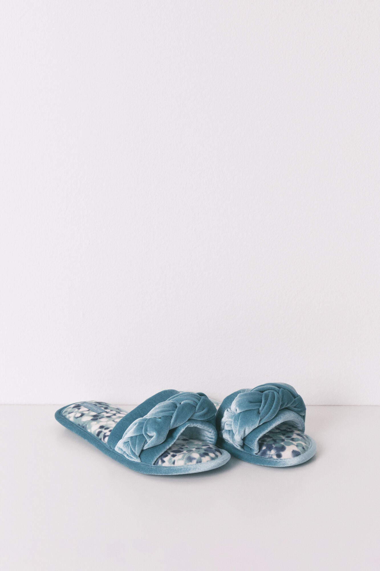 Women Secret_Green_Green Velvet Open House Slippers_4992540_23_04