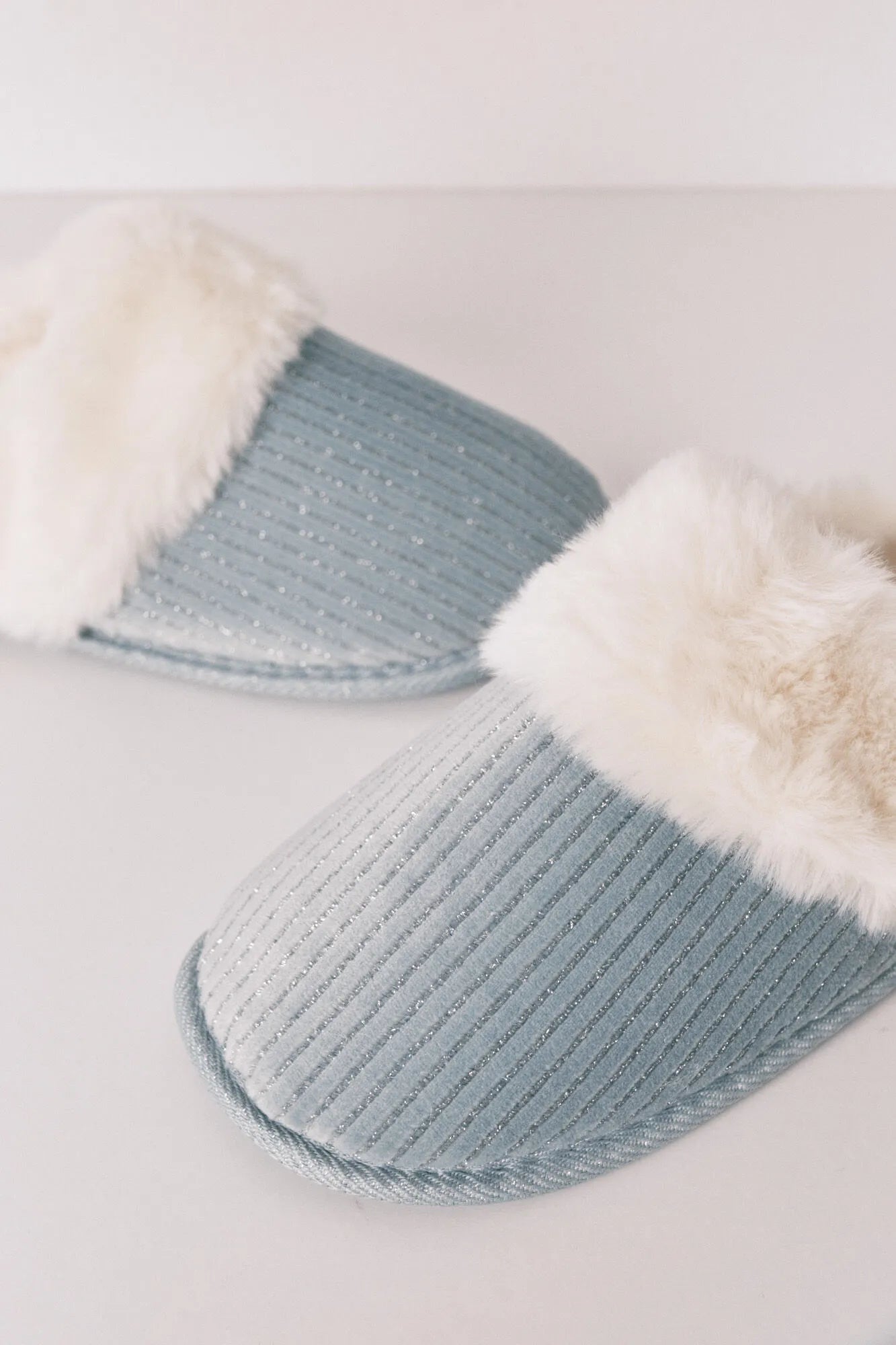 Women Secret_Green_Green Lurex Fur Ribbed Slippers_4992571_23_04