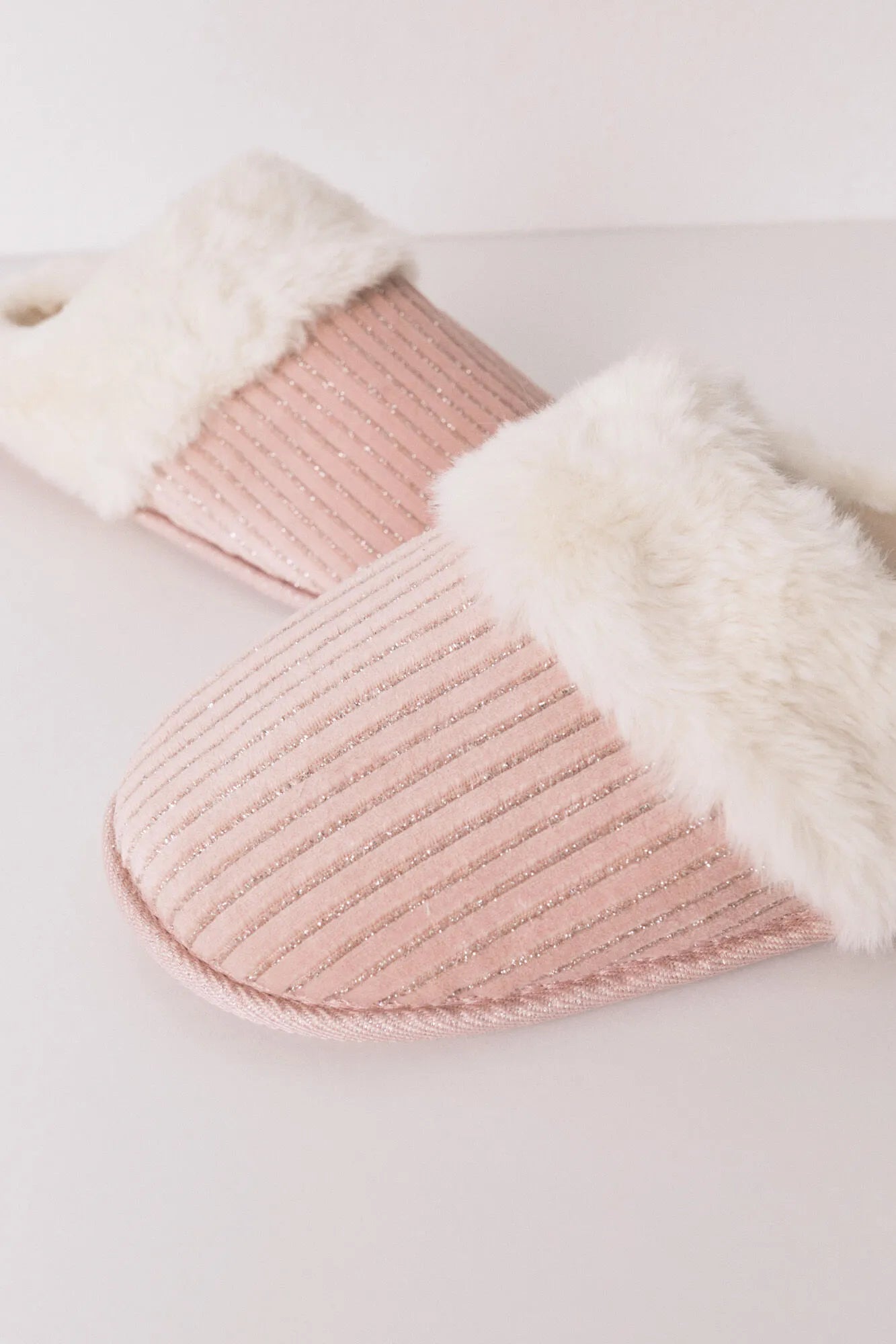 Women Secret_Pink_Pink Lurex Fur Ribbed Slippers_4992573_71_03
