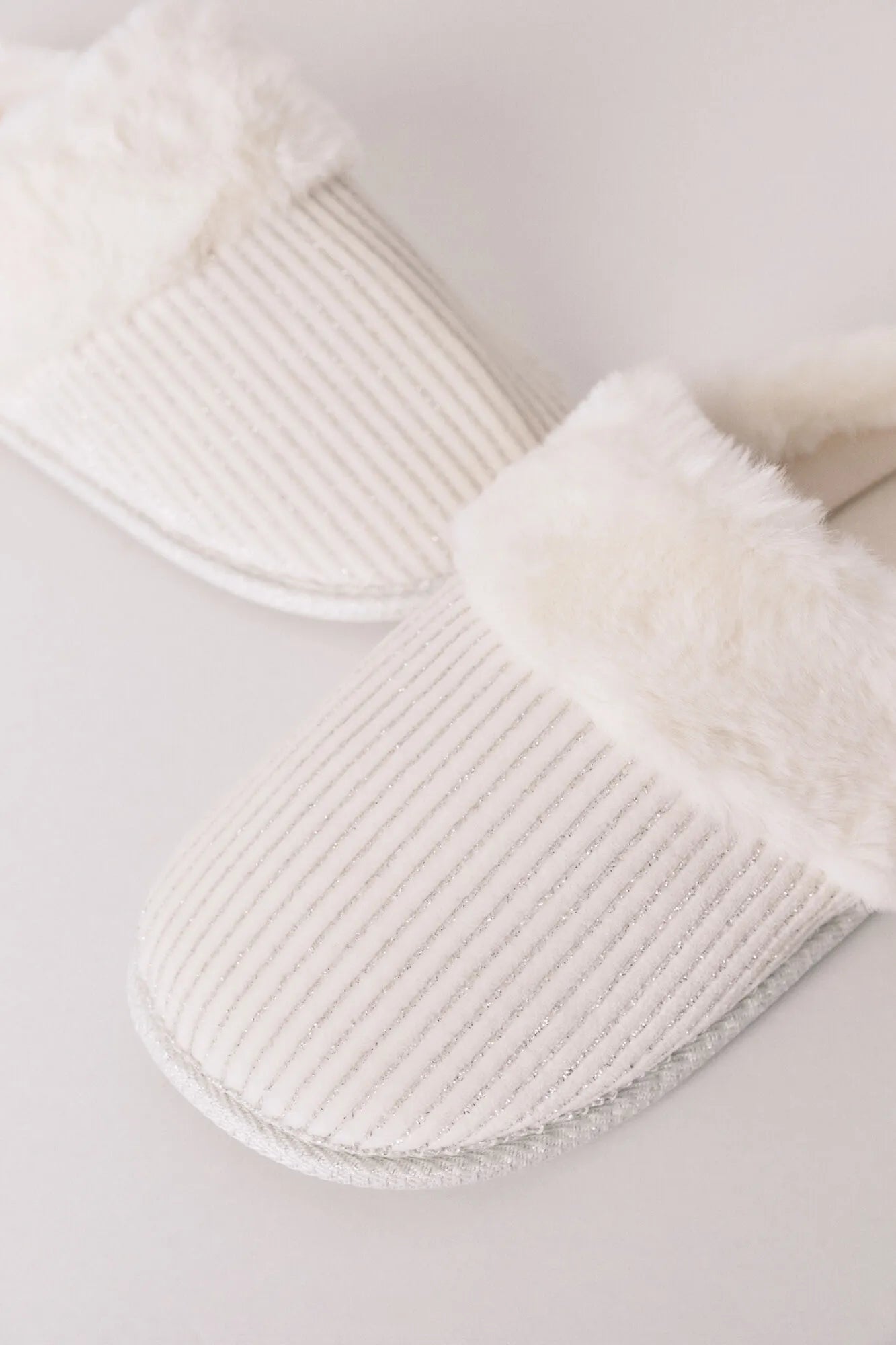 Women Secret_Ivory_White Lurex Fur Ribbed Slippers_4992574_96_02
