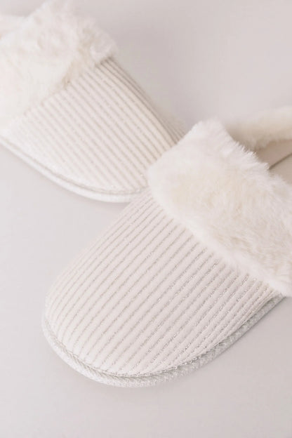 Women Secret_Ivory_White Lurex Fur Ribbed Slippers_4992574_96_02