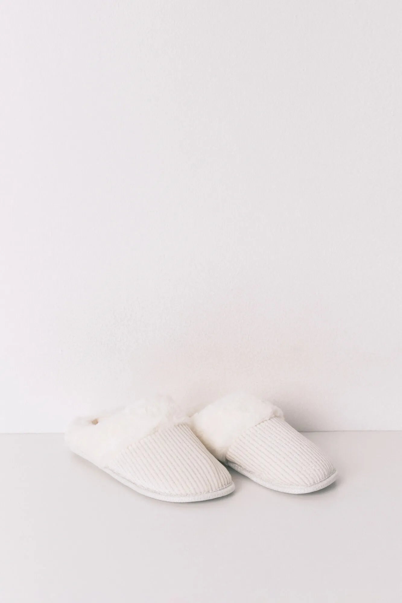 Women Secret_Ivory_White Lurex Fur Ribbed Slippers_4992574_96_03